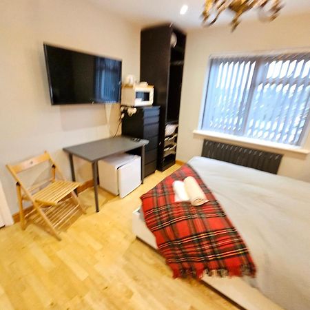 Beautiful Guest Rooms, Free Parking, 30Min Heathrow, 40Min Wembley, 60Min Central London Ґрінфорд Екстер'єр фото