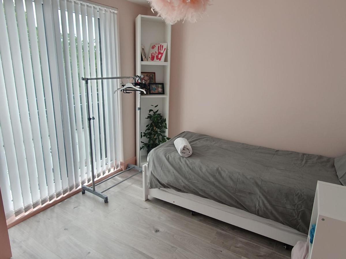 Beautiful Guest Rooms, Free Parking, 30Min Heathrow, 40Min Wembley, 60Min Central London Ґрінфорд Екстер'єр фото